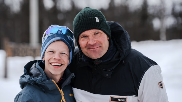 Programleiar Øystein Pettersen saman med deltakar Mikkel. Serien er produsert av NRK i samarbeid med Teddy TV. Foto: Ole Petter Hodnungseth / NRK