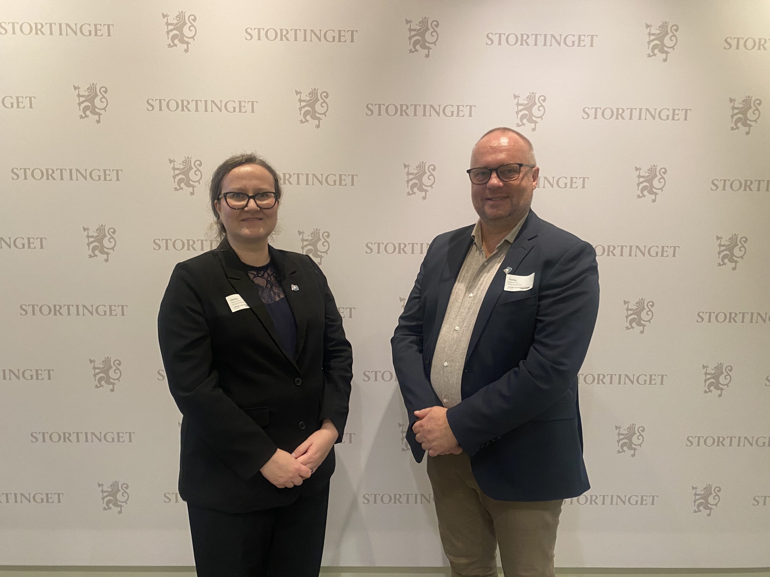 Høring i Arbeids- og sosialkomiteen om NAV Tolketjenesten. Adriana Fjellaker og Niels Kristensen