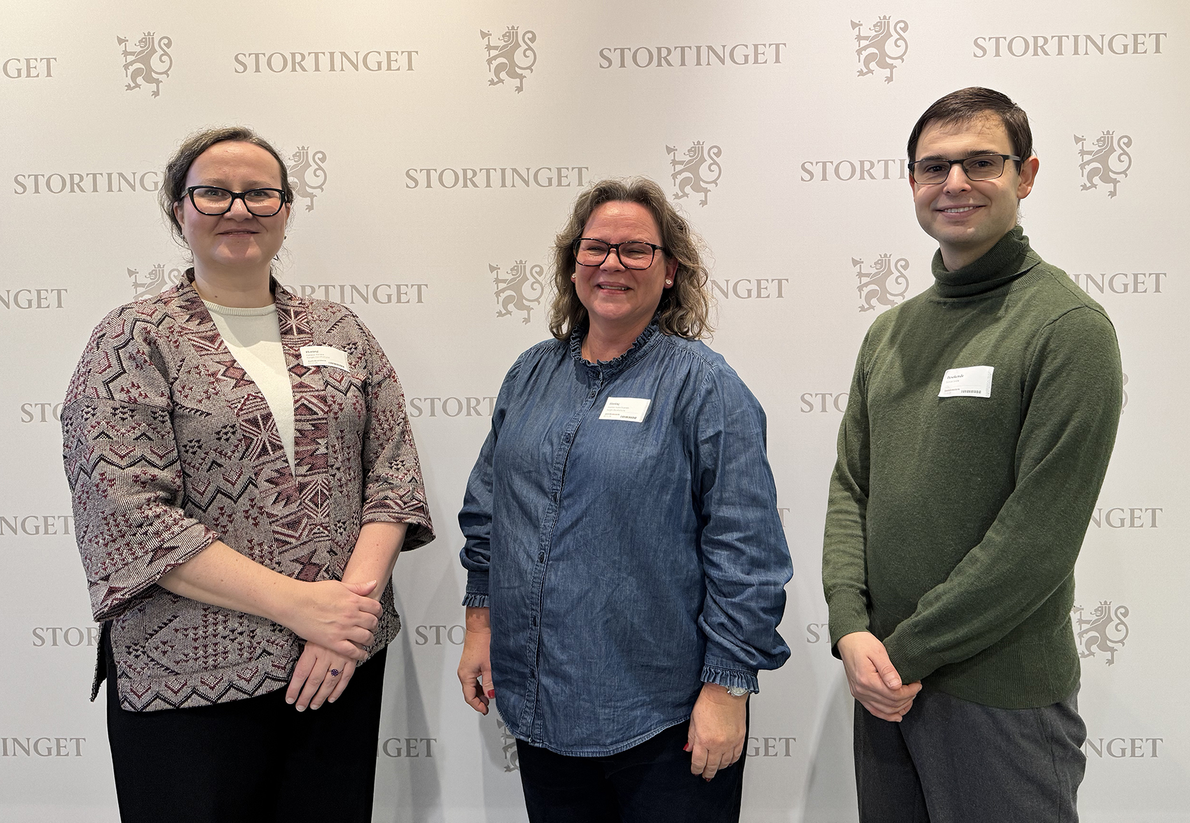 Gruppebilde på Stortinget: Adriana, Elisabeth og Sindre